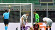 David Lischka dostává žlutou kartu za faul na Zlatana Ibrahimovice, po kterém následovala penalta