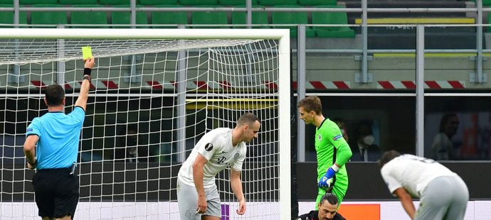 David Lischka dostává žlutou kartu za faul na Zlatana Ibrahimovice, po kterém následovala penalta