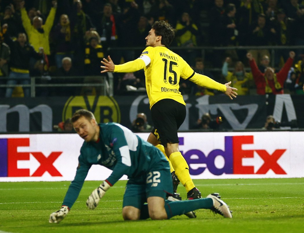 Mats Hummels z Dortmund překonal brankáře Liverpoolu a vyrovnal na 1:1