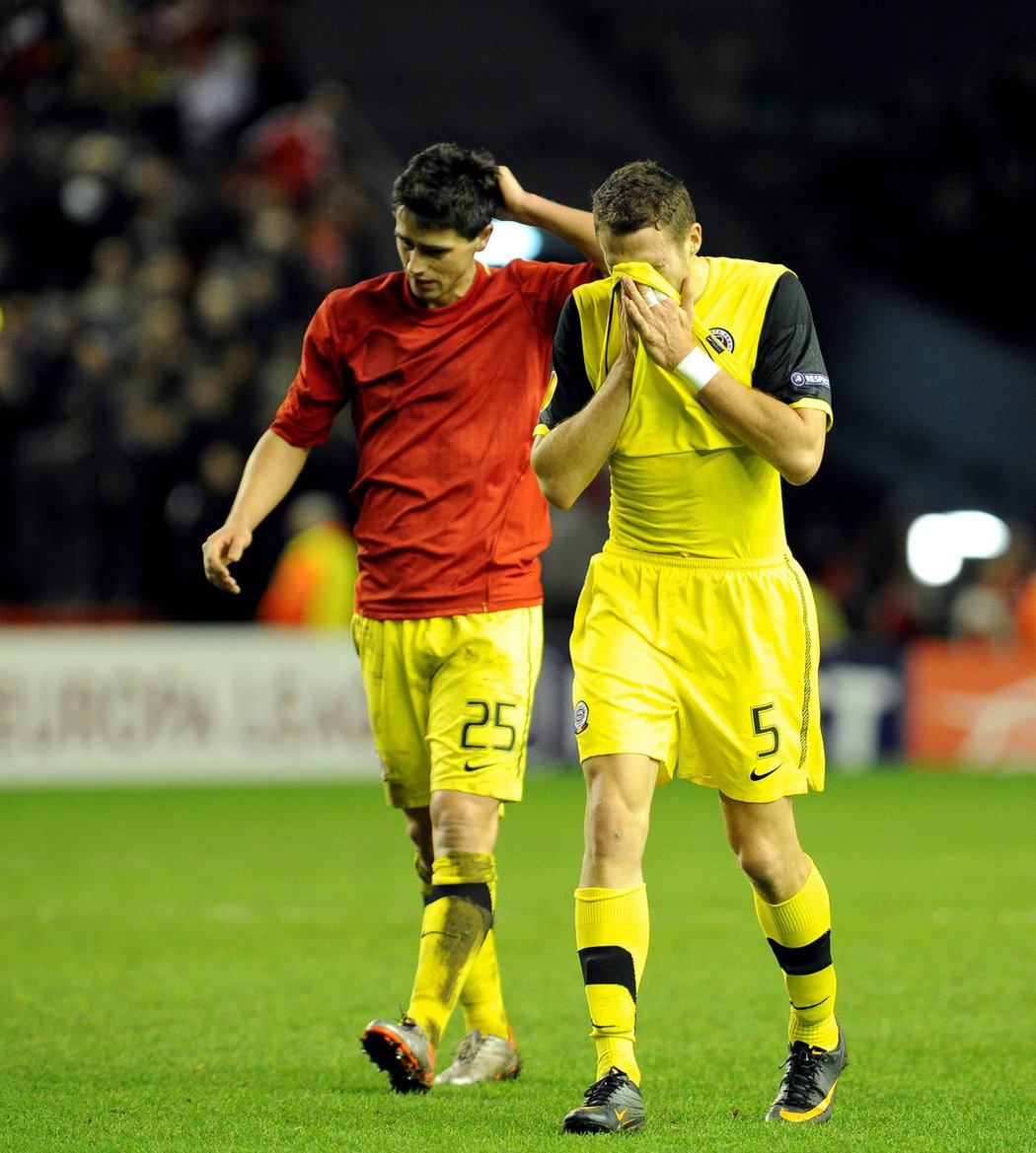 Kamil Vacek (vlevo) a Jakub Podaný zklamaně odchází z trávníku Anfield Road