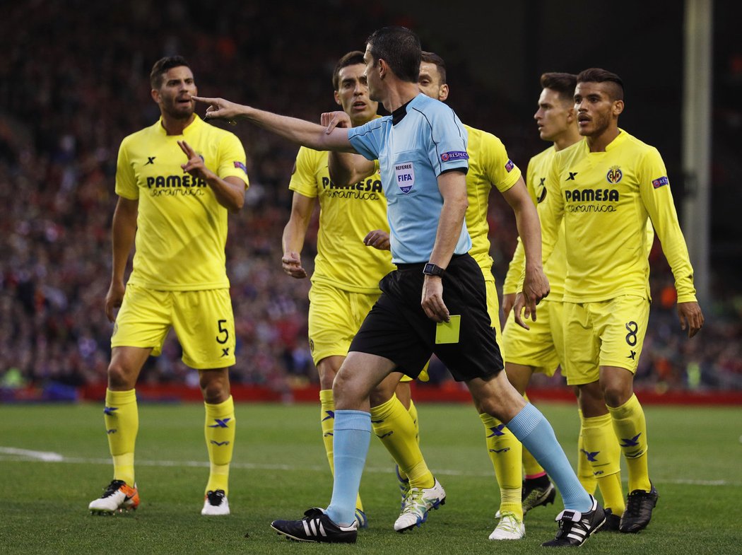 Hráči Villarrealu debatují s rozhodčím po inkasované žluté kartě