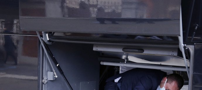 Výprava fotbalistů Ludogorzce Razgrad, kde trénuje český kouč Pavel Vrba, cestovala do Milána na odvetu Evropské ligy proti Interu v rouškách kvůli obavě z nákazy koronavirem