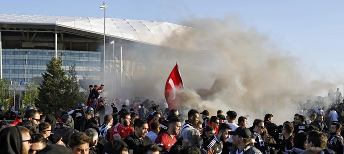 Běsnění fanoušků během zápasu Lyon - Besiktas