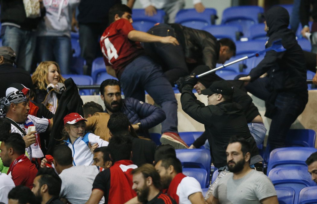 Běsnění fanoušků během zápasu Lyon - Besiktas