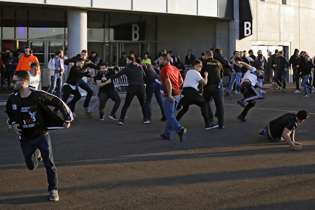 Běsnění fanoušků během zápasu Lyon - Besiktas