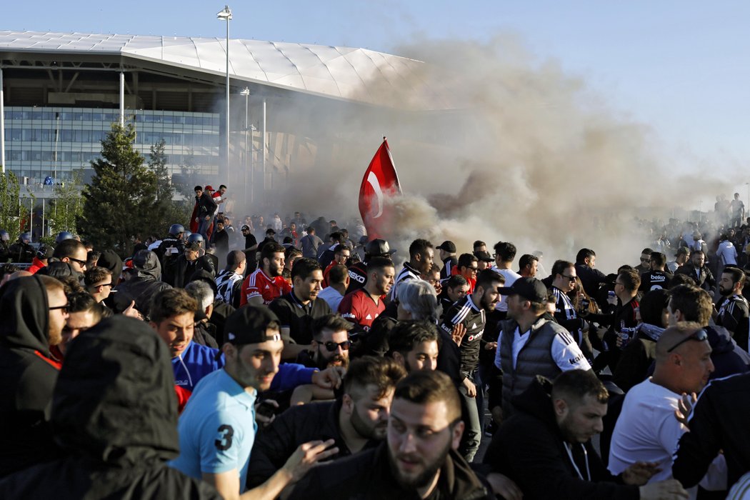 Běsnění fanoušků během zápasu Lyon - Besiktas