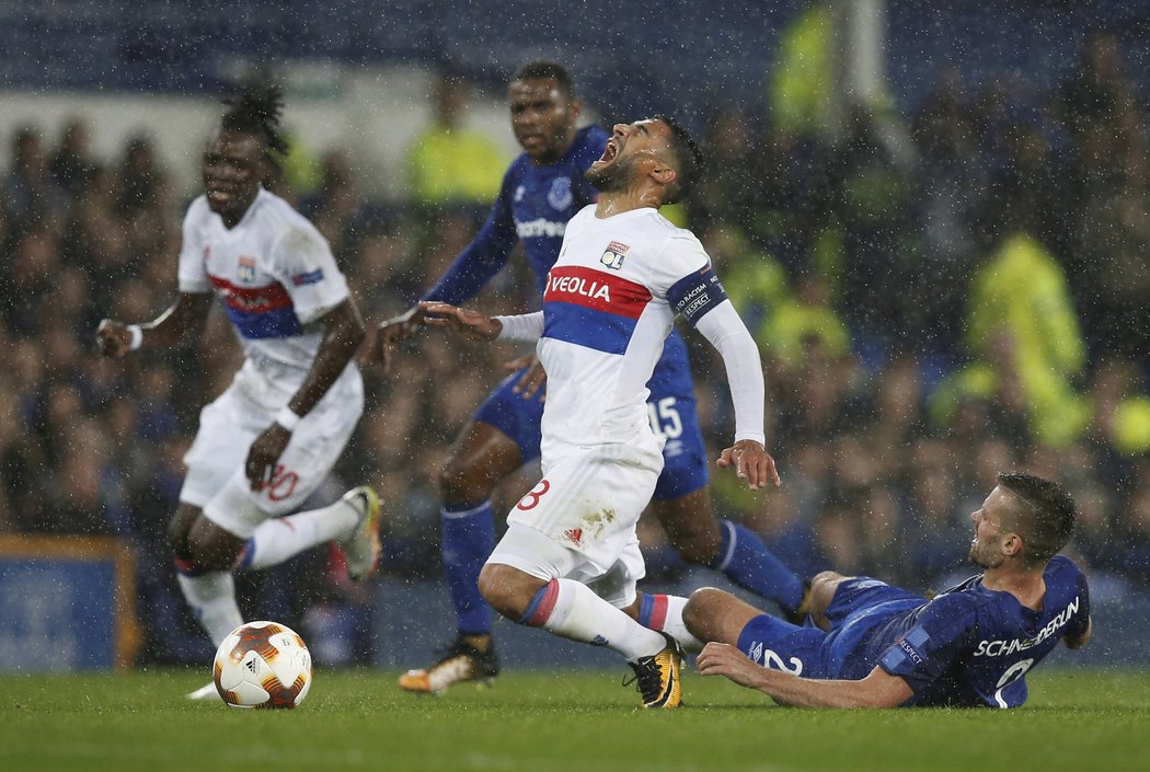 Nabil Fekir padá na trávník po zákroku Morgana Schneiderlina z Evertonu