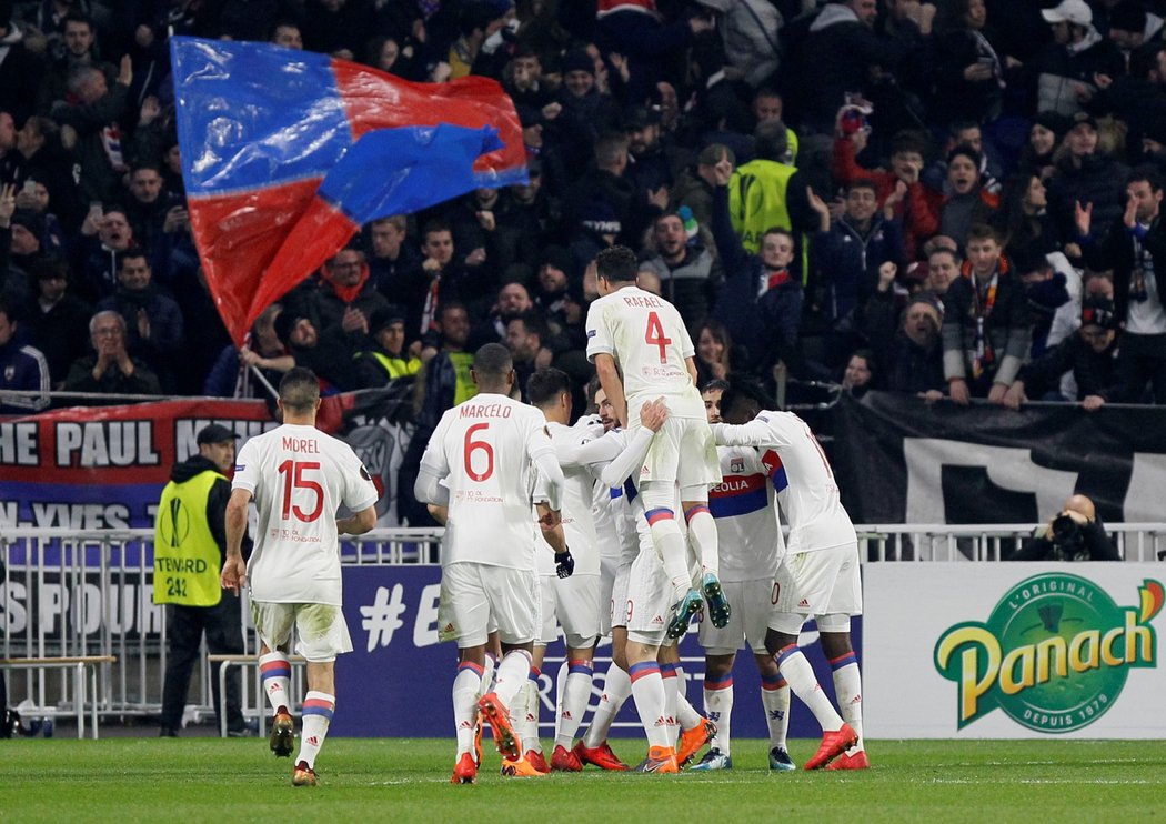 Nabil Fekir slaví se spoluhráči druhý vstřelený gól Lyonu