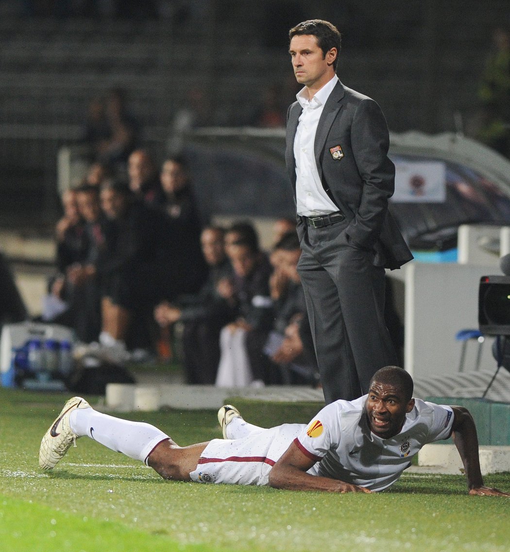 Leonard Kweuke se ocitl v pozici ležmo před koučem Lyonu Gardem