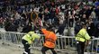 Fanoušci Lyonu se po vyřazení s West Hamem ve čtvrtfinále Evropské ligy pokusili vtrhnout na hřiště