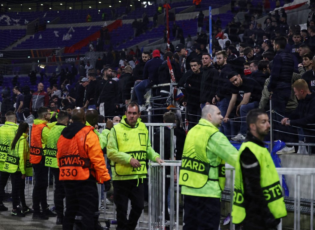 Fanoušci Lyonu se po vyřazení s West Hamem ve čtvrtfinále Evropské ligy pokusili vtrhnout na hřiště