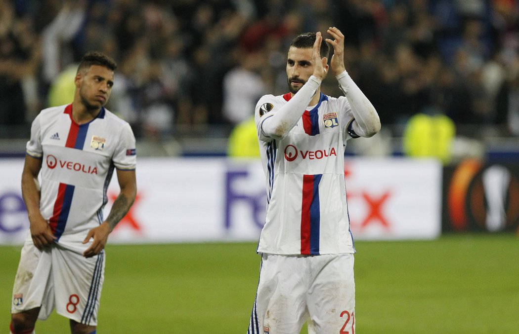 Maxime Gonalons děkuje fanouškům Lyonu, který i přes výhru 3:1 do finále Evropské ligy nepostoupil