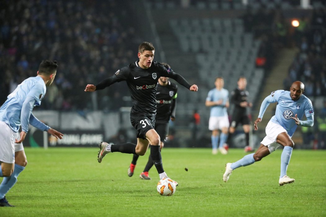 Obránce Genku Joakim Maehle v akci během zápasu se švédským Malmö