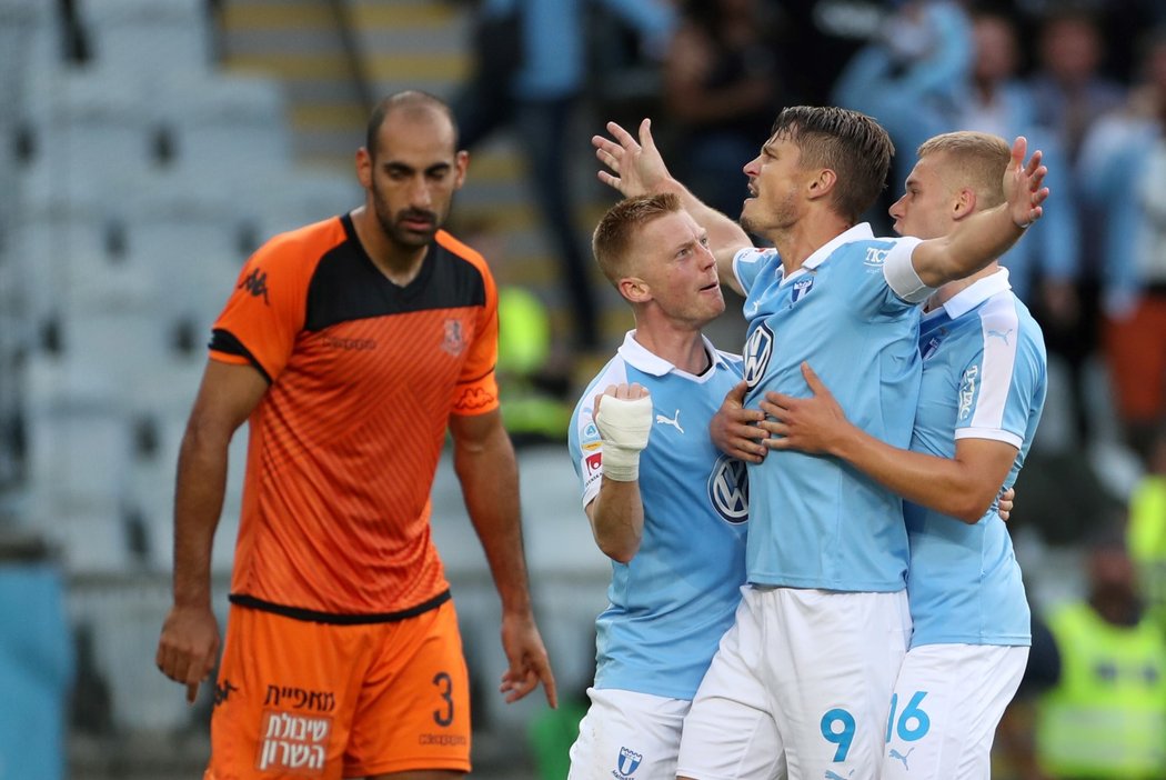 Markus Rosenberg z Malmö oslavuje svůj gól do sítě izraelského celku Jehuda Tel Aviv.