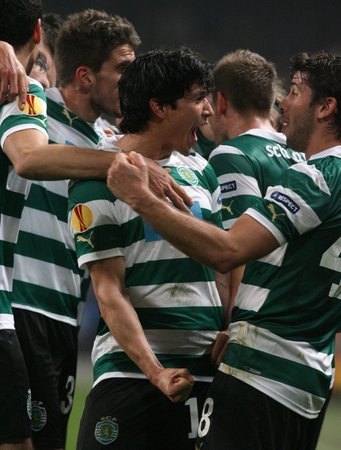 Fotbalisté Sportingu Lisabon se radují z gólu Matiase Fernandeze (uprostřed) do sítě Manchesteru City