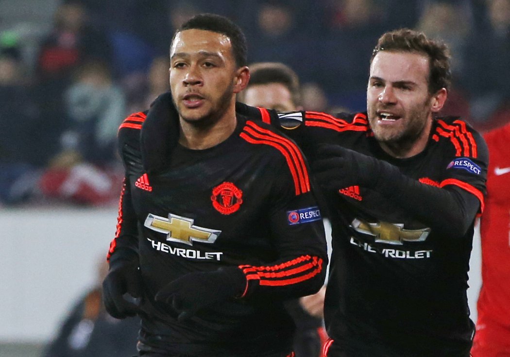 Memphis Depay slaví vedoucí gól United na hřišti dánského Midtjyllandu