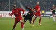 Útočník Manchesteru United Jesse Lindgard se snaží utéct Nikolaji Bodurovovi z dánského Midtjyllandu