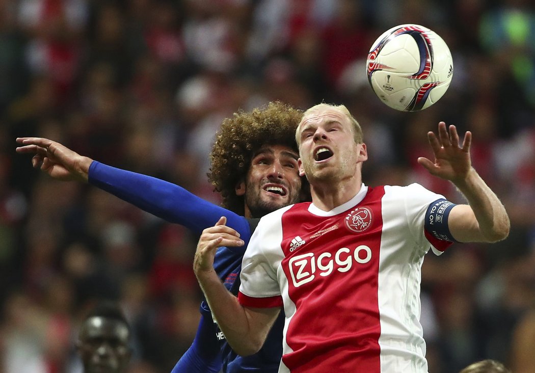 Marouane Fellaini v souboji s kapitánem Ajaxu Davym Klaassenem
