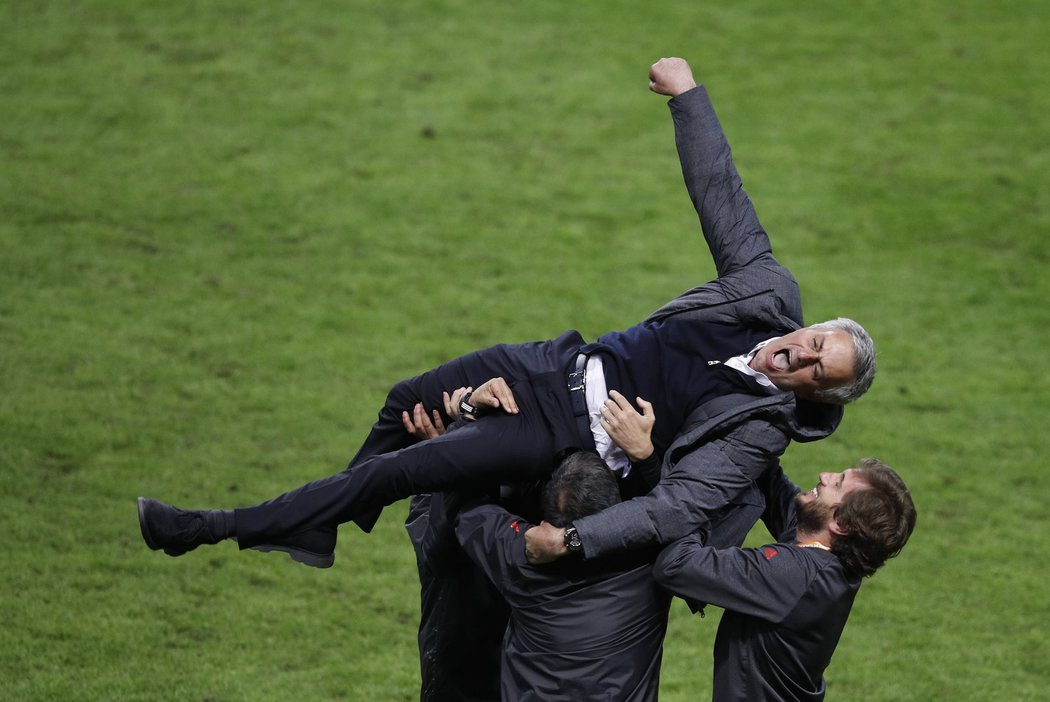 José Mourinho slaví s Manchesterem výhru ve finále Evropské ligy