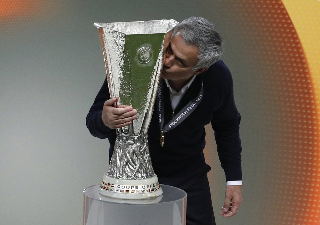 José Mourinho líbá trofej pro vítěze Evropské ligy