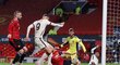 Edin Džeko dává gól v úvodním semifinále Evropské ligy do sítě Manchesteru United