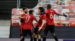Radost hráčů Manchesteru United po gólu Bruna Fernandese proti AS Řím v semifinále Evropské ligy