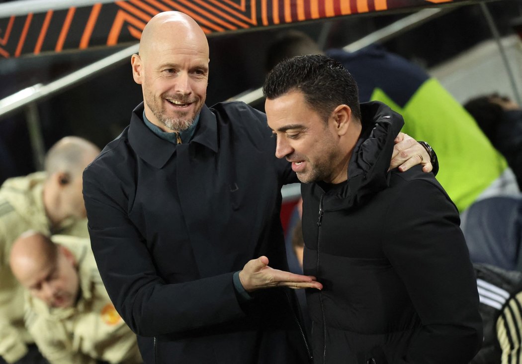 Trenéři Erik ten Hag a Xavi během vzájemného zápasu