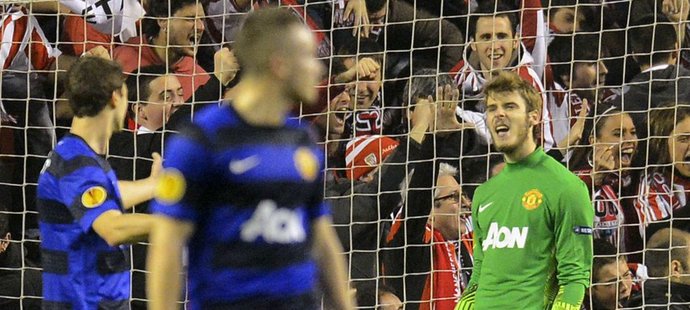 Brankář Manchesteru United David de Gea si se spoluhráči vyříkává inkasovaný gól od Bilbaa