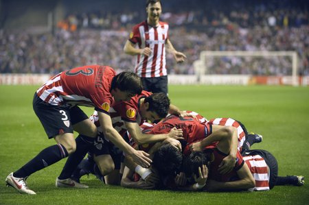 Fotbalisté Bilbaa se radují z gólu proti Manchesteru United