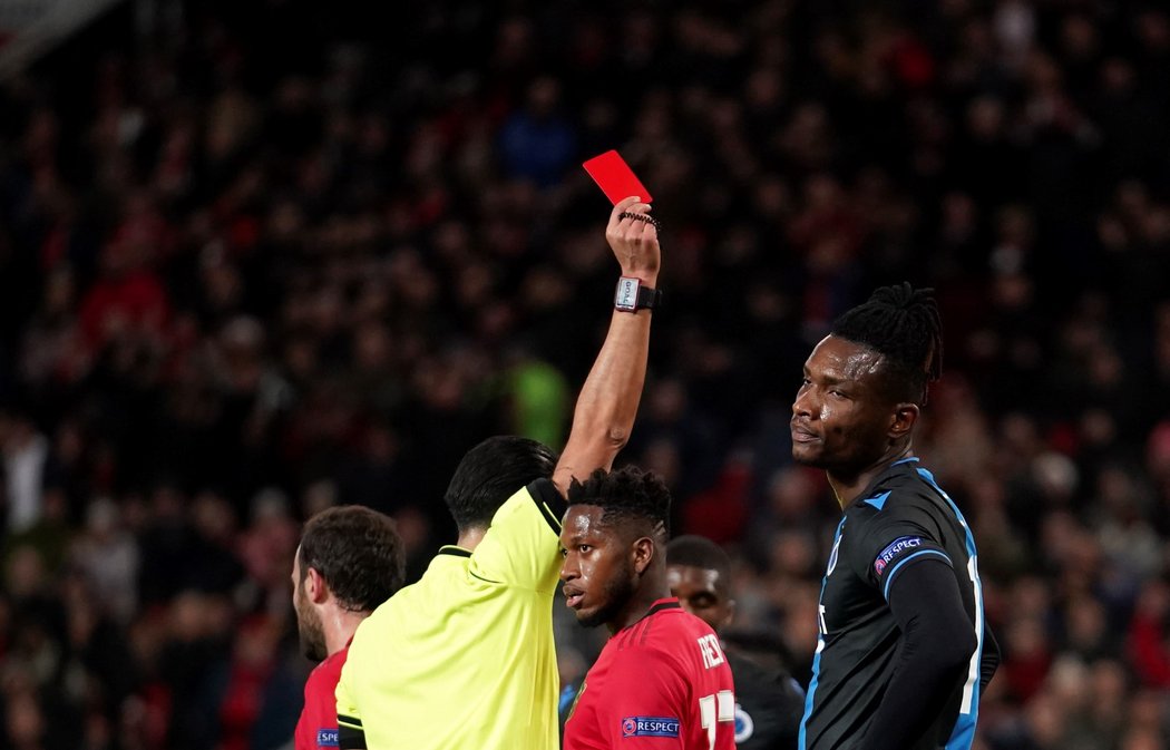 Červenou kartu uviděl Simon Deli už v 23. minutě utkání na Old Trafford