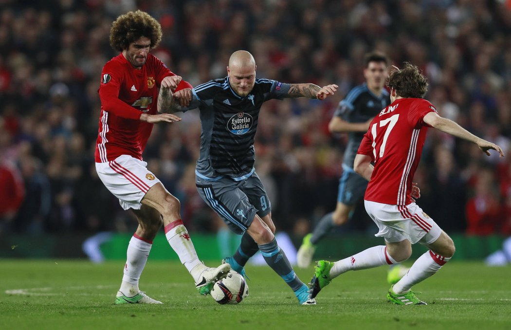 Útočník Celty Vigo John Guidetti se probíjí  mezi Marouanem Fellainim a Daleym Blindem z Manchesteru United