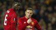 Paul Pogba a Wayne Rooney v utkání Manchesteru United proti Fenerbahce
