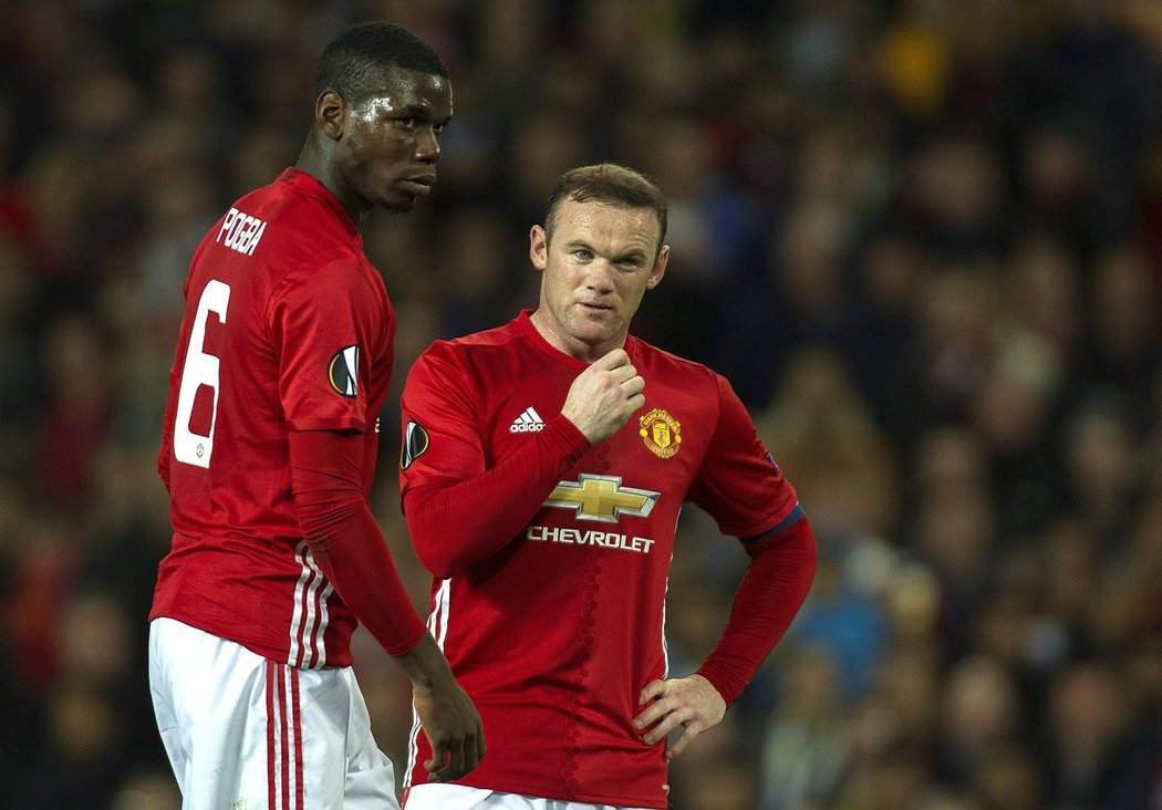Paul Pogba a Wayne Rooney v utkání Manchesteru United proti Fenerbahce