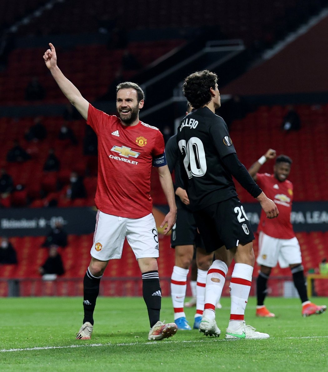 Juan Mata jako kapitán dovedl United  k výhře nad Granadou