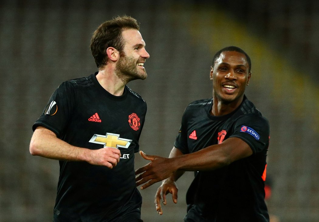 Juan Mata (vlevo) a Odion Ighalo (vpravo) oslavují gól