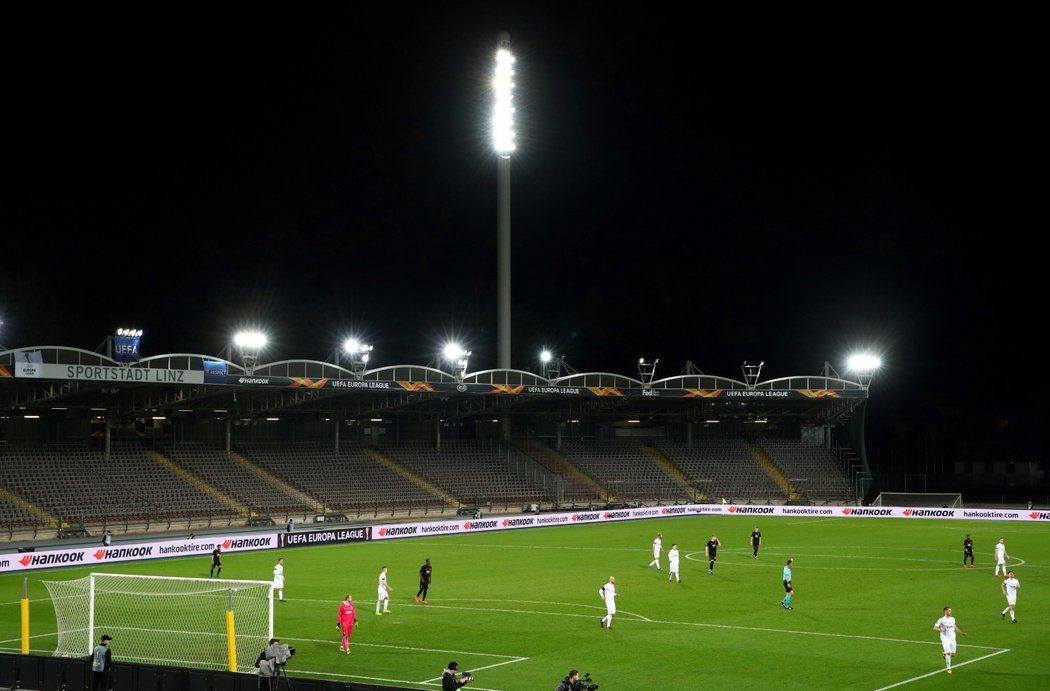 Smutný pohled na prázdný stadion v Linci