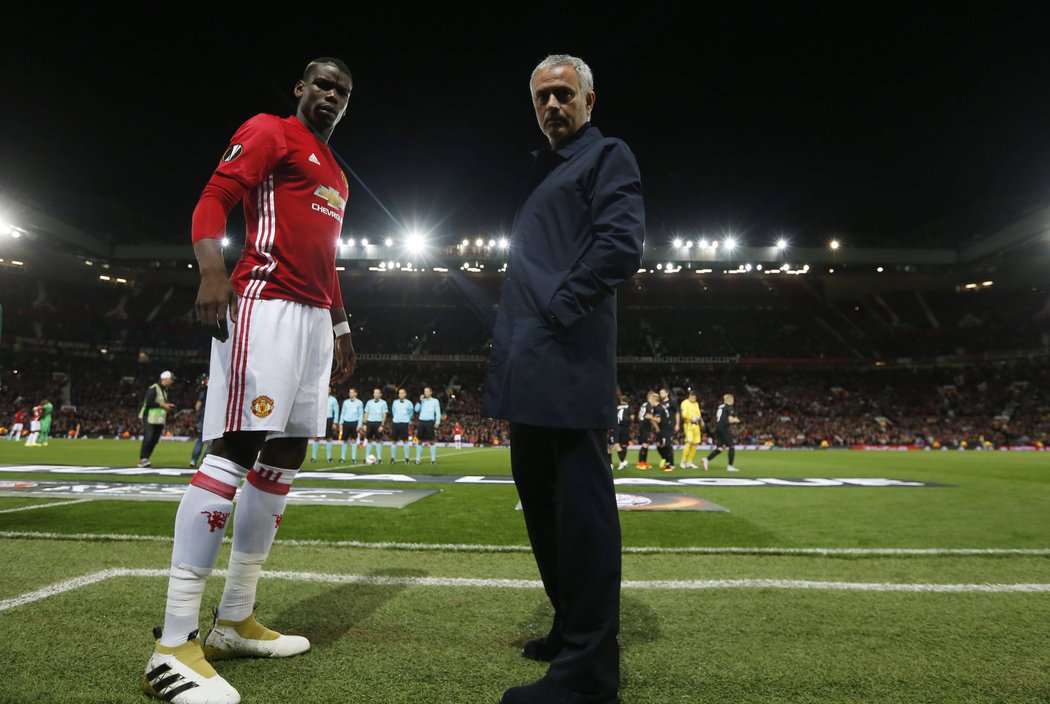 Hvězda Manchesteru United Paul Pogba a trenér José Mourinho před domácím zápasem Evropské ligy