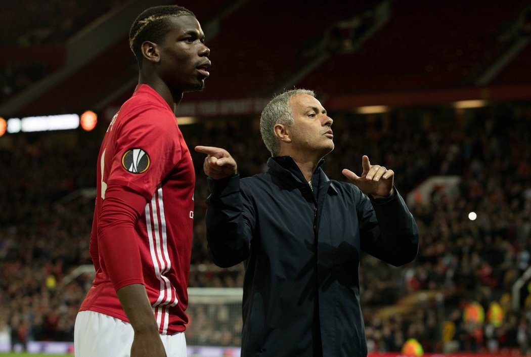Trenér Manchesteru United José Mourinho v diskuzi se záložníkem Paulem Pogbou