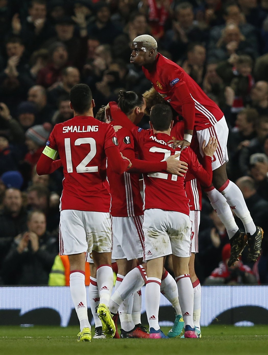 Paul Pogba je s Manchesterem United blízko postupu, první zápas se Saint Etienne ovládli 3:0