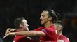 Wayne Rooney a Zlatan Ibrahimovic se radují po jedné z branek Manchesteru United