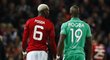 Záložník Manchesteru United Paul Pogba a jeho starší bratr, stoper Saint Etienne Florentin, na sebe během zápasu Evropské ligy často naráželi