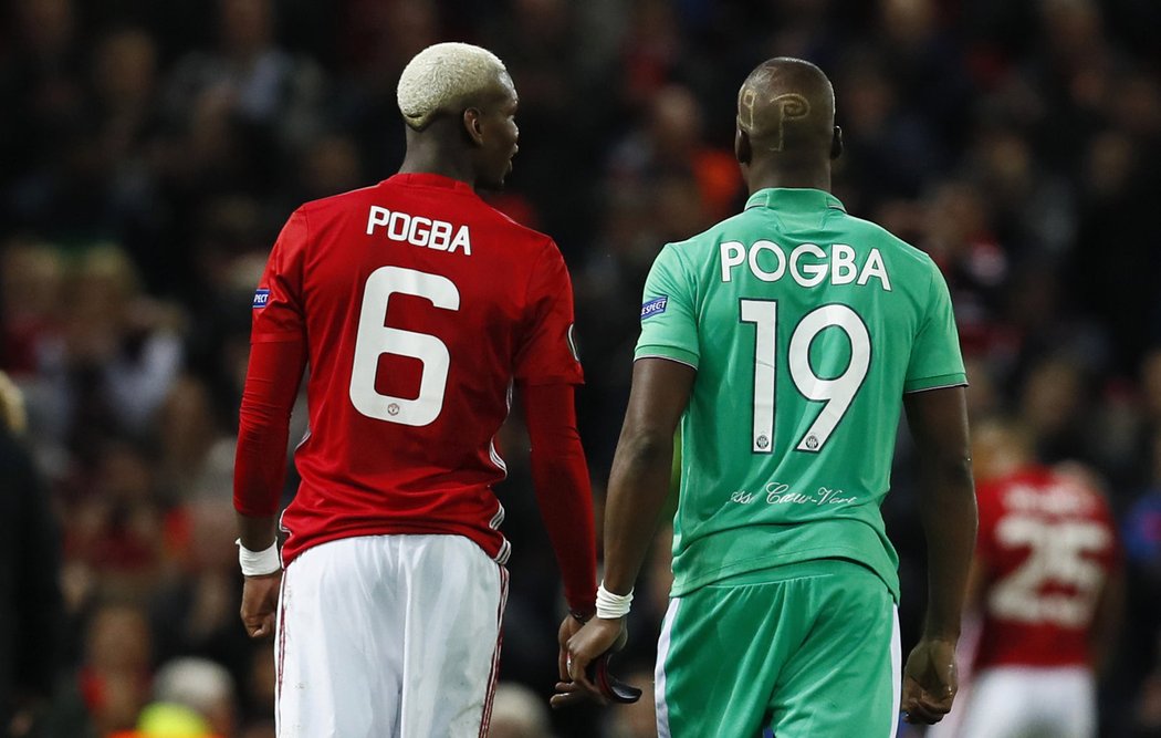 Záložník Manchesteru United Paul Pogba a jeho starší bratr, stoper Saint Etienne Florentin, na sebe během zápasu Evropské ligy často naráželi