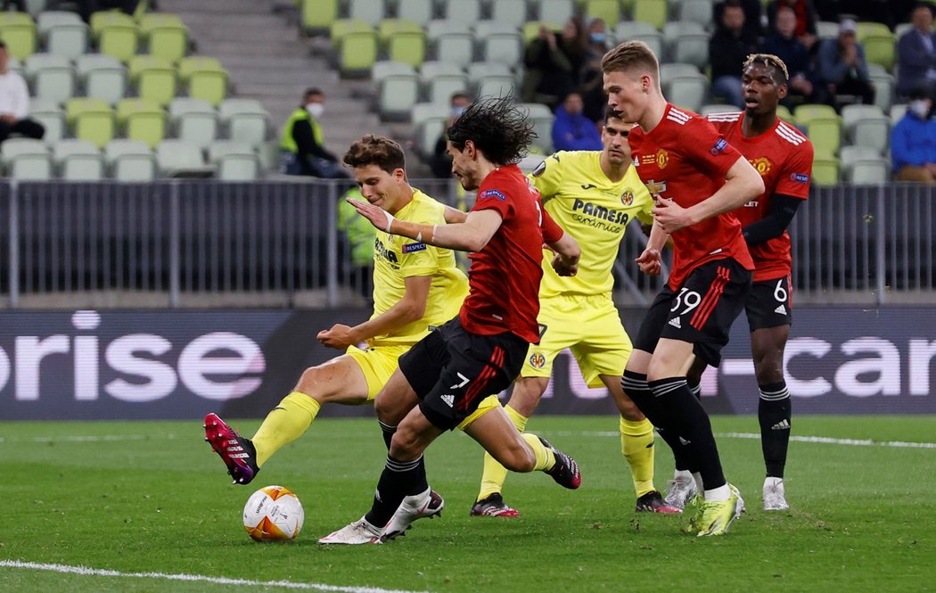 Edinson Cavani z Manchesteru United srovnává finále Evropské ligy proti Villarrealu na 1:1