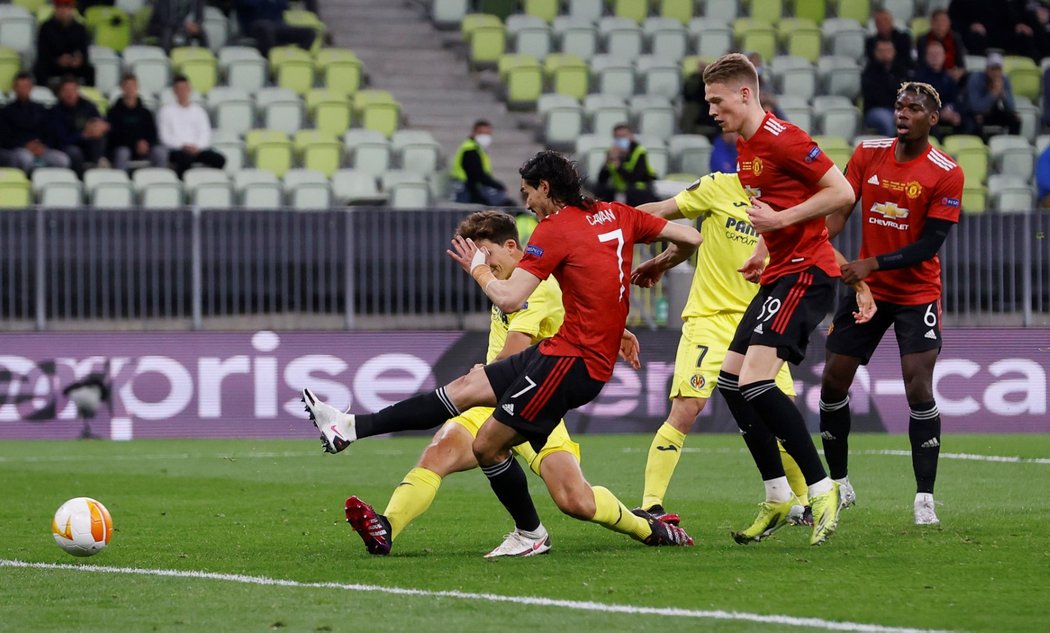 Edinson Cavani z Manchesteru United srovnává finále Evropské ligy proti Villarrealu na 1:1