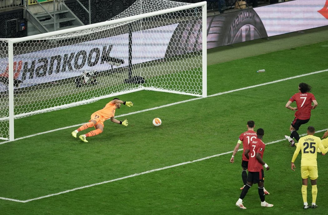 Edinson Cavani z Manchesteru United srovnává finále Evropské ligy proti Villarrealu na 1:1