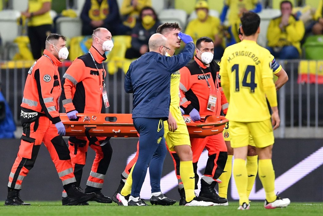 Juan Foyth z Villarrealu v pádu hlavou narazil na koleno Paula Pogby z Manchesteru United