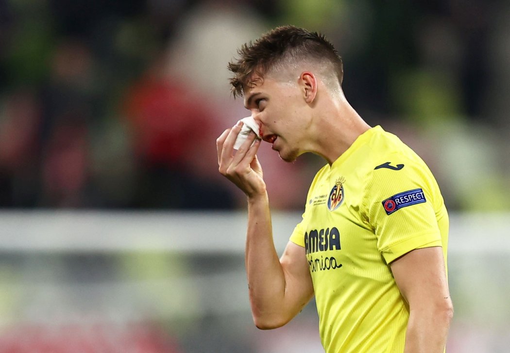 Juan Foyth z Villarrealu v pádu hlavou narazil na koleno Paula Pogby z Manchesteru United