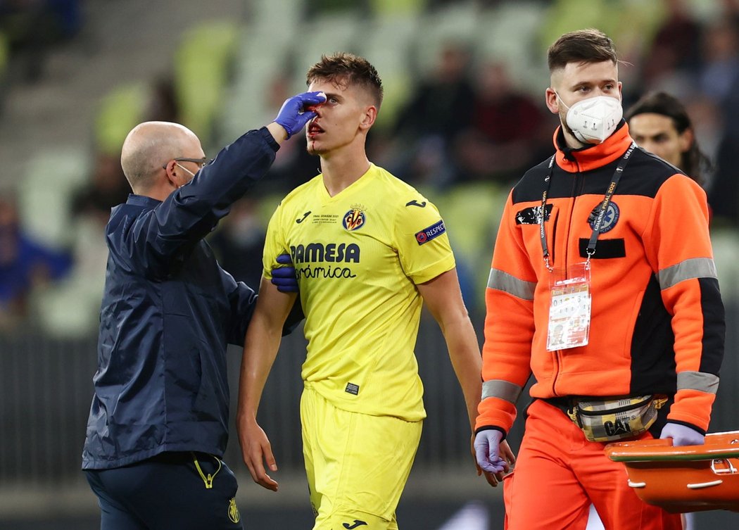 Juan Foyth z Villarrealu v pádu hlavou narazil na koleno Paula Pogby z Manchesteru United