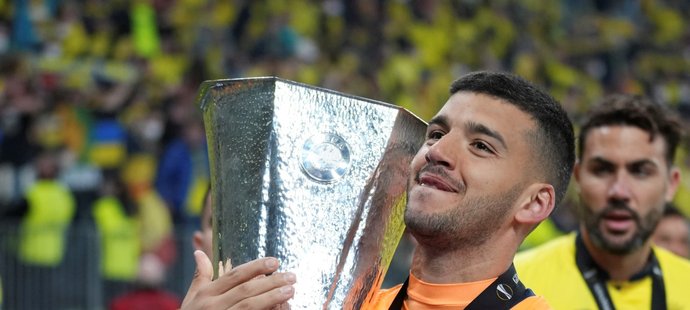 Brankář Villarrealu Geronimo Rulli s trofejí pro vítěze Evropské ligy