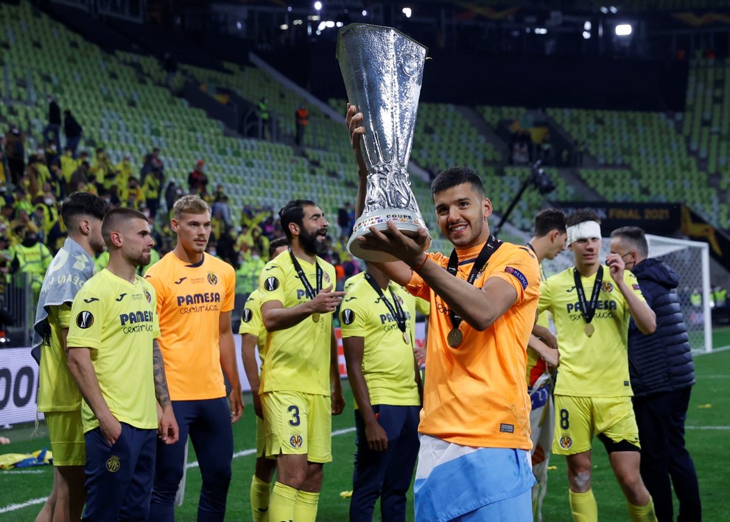 Brankář Villarrealu Geronimo Rulli s trofejí pro vítěze Evropské ligy